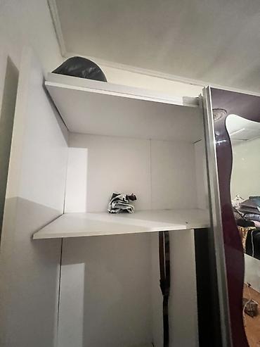 asılqan satılır: Güzgülü sürgülü qapılı şkaf Təcili satılır - Rəng: ağ korpus, bordoya — 3