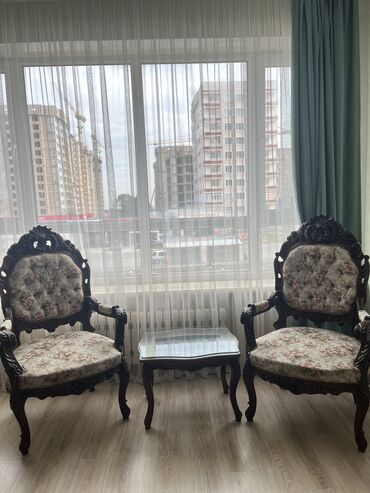 стол и стулья для гостиной в Кыргызстан | Комплекты столов и стульев: 2 стула с журнальным столиком. Чистое ореховое дерево. В идеальном