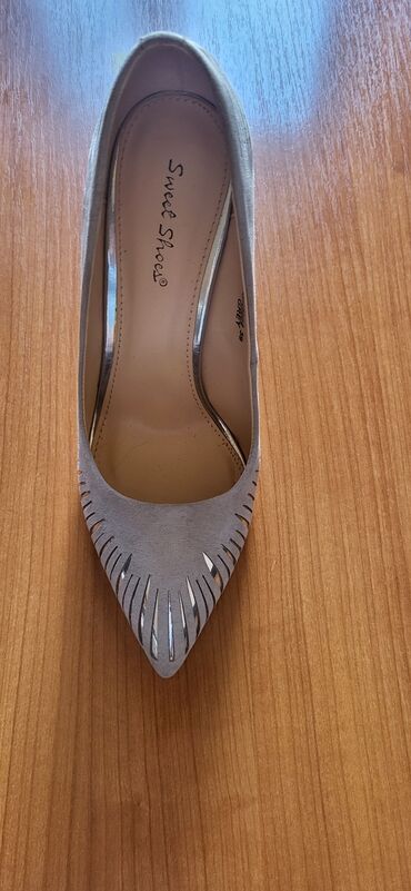 Salonke: Salonke, Zara, 39 — 8