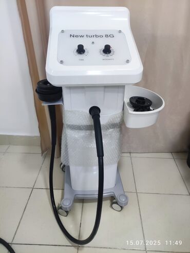 Digər gözəllik və estetika cihazları: Bu, ağ rəngdə "New turbo 8G" markalı, kosmetoloji prosedurlar üçün