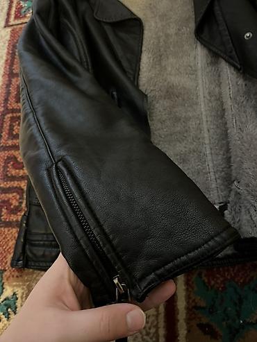Üst geyimləri: Qara biker tərzində dəri gödəkçə Tebii hec yerinde hecne yoxdur — 3