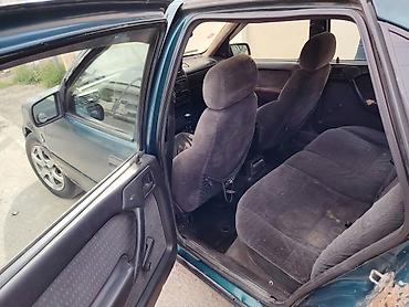 opel sükanı: Opel sedan, mavi rəng. 4 qapı, lyuklu dam. Mexaniki sürətlər qutusu — 4