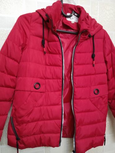 Пуховики и зимние куртки: Продается куртка женская новая на размер под 48-54, для молодых и