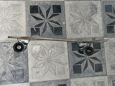 2 tekerli scooter: Taxta gövdəli retro üslubda longboard/skateboard. Xüsusiyyətlər: - — 6