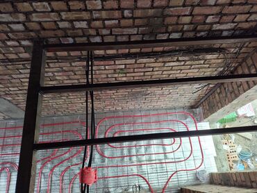 Водяные тёплые полы: Элементы системы водяного теплого пола, включающие красные трубы — 2