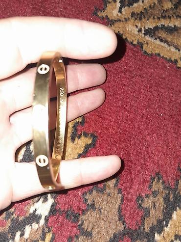 a bathing ape: Золотистый браслет в стиле Cartier Love. - Материал: металл — 4