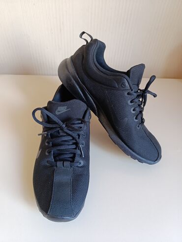 Черные кроссовки Nike оригинал в идеальном состоянии . Размер 39,5
