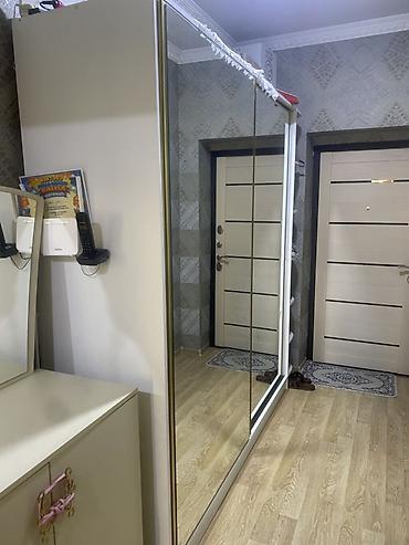 постельное бельё: Giriş üçün sürgülü şkaf - Rəng: ağ korpus, qızılı profil - Ön hissə — 1