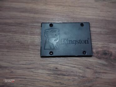 SSD diskləri: Kingston 2.5" SATA SSD - Brend: Kingston (üzərində loqo və simvol) -