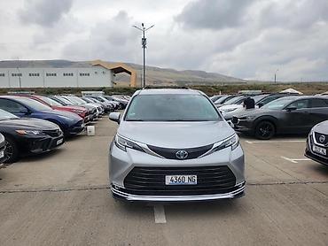 mini v: Toyota Sienna: 2022 г., 2.5 л, Вариатор, Гибрид, Минивэн — 2