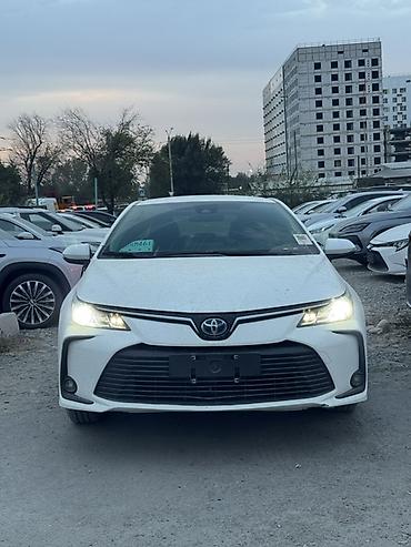 Toyota Corolla: 2022 г., 1.8 л, Вариатор, Гибрид, Седан