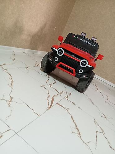 elektrik sukuti: Uşaq üçün elektrikli off-road maşın – qırmızı rəngdə, jeep üslubunda — 2