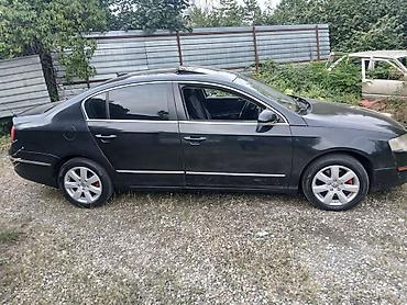 015 maşını: Volkswagen Passat sedan. Avtomobilin salonu qara rəngdədir və ön — 7