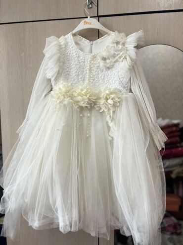 красный пиджак: Детское платье, цвет - Белый