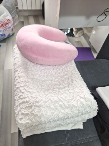 подушка для беременных токмок: 4 белых мягких одеяла, полторашки. Использовали как одеяла для