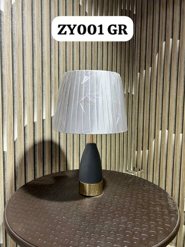 Müasir dizaynlı masa lampası. Bu lampa yataq otağı, qonaq otağı və ya