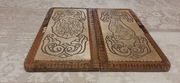 Nərdlər: Bu, təbii ağacdan hazırlanmış, əl işi nard taxtasıdır. Taxtanın səthi -da lalafo.az — 16 Nərdlər: Bu, təbii ağacdan hazırlanmış, əl işi nard taxtasıdır. Taxtanın səthi — 16