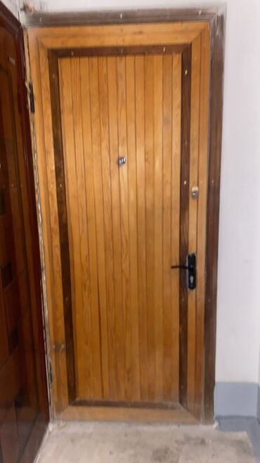 Двери и комплектующие: Продается б/у двери материал сосна