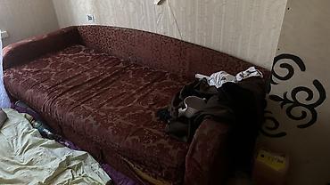 Классический диван-кушетка с высокими бортиками по бокам и изогнутой