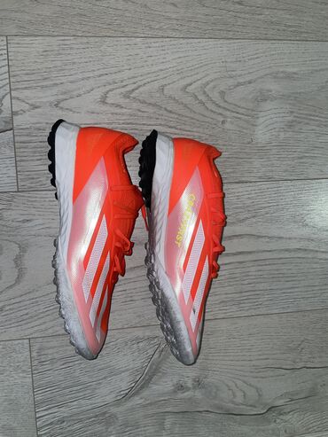 купить футбольные бутсы в бишкеке: Мужские кроссовки, 42, Adidas, Б/у, Самовывоз