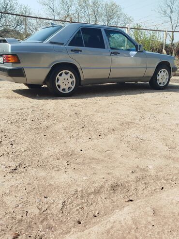 Mercedes-Benz: Mercedes-Benz 190E (W201) sedan, gümüş rəng. - Kuzov: 4 qapılı, arxa — 3