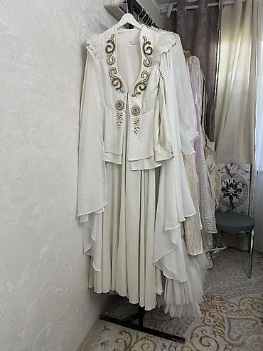 Киреге берилүүчү кийимдер: Улуттук кийим, Аял — 10