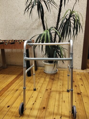 Yerimək üçün arabalar, çəliklər, əsalar, rollatorlar: Yüngül çərçivəyə malik, gümüşü rəngli tibbi gəzinti aparatı. Bu