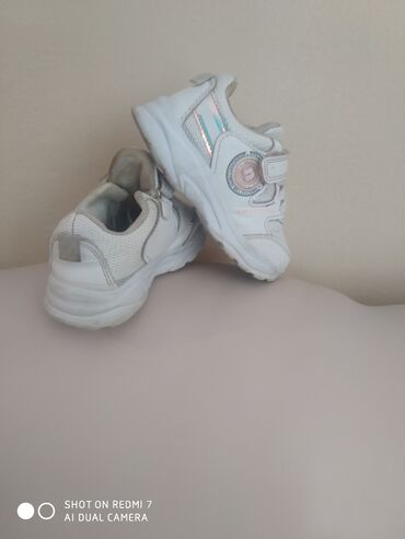 Детская обувь: Кроссовки детские, 27 размер, состояние отличное, б/у, примерно 3-5