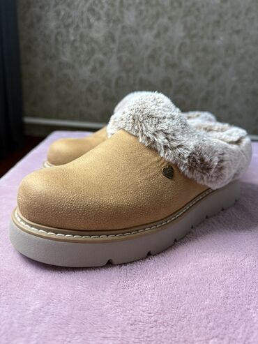 Другая женская обувь: Женские теплые обуви из Америки фирмы Skechers, размеры 38,5-39, очень