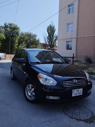 patpress satisi: Hyundai Accent sedan kuzalı avtomobil təqdim olunur. Avtomobil qara — 1