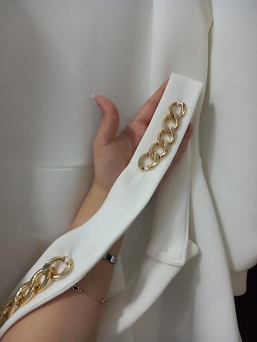 versage sep: Ağ rəngli qadın paltarı - Model: A-kesim, ətəyi geniş, qısa uzunluq - — 2