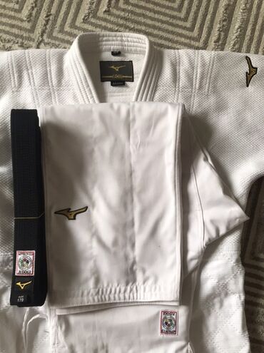цепь золотая: Белое дзюдоги Mizuno с чёрным поясом, одобренное Международной