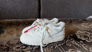 шапочки с надписями: Кроссовки New Balance 550 (модель серии 550), цвет —