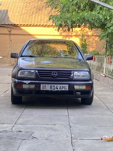 Volkswagen: Volkswagen Vento: 1993 г., 2 л, Механика, Бензин, Седан