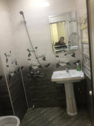 Uzunmüddətli kirayə mənzillər: Razində 60 kv sahəsi olan 2 otaqlı mənzil kirayə verilir.Binada qaz — 5