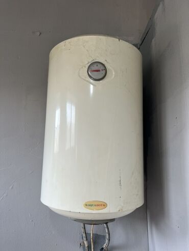 isidici: AquaHot markalı silindrik elektrikli su qızdırıcısı. Cihazın yuxarı