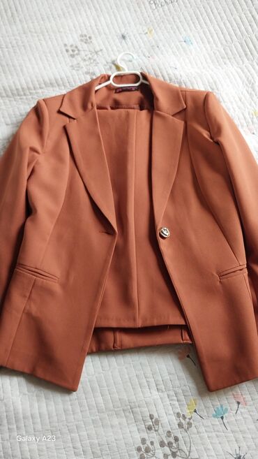 фирменные красовки: Женский пиджак-классика, терракотовый/кирпичный цвет. Прямой силуэт