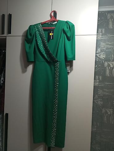 Повседневные платья: Комплект женской одежды 1) Продаю. Зелёное новое и чёрное с бордо по — 7