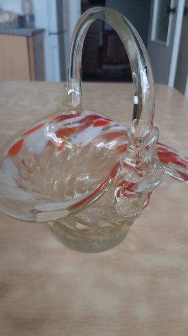 ваза хрустальная: Продаю вазы сов.пр-во, цвет.стекло, без дефектов,цена каждой по 450с
