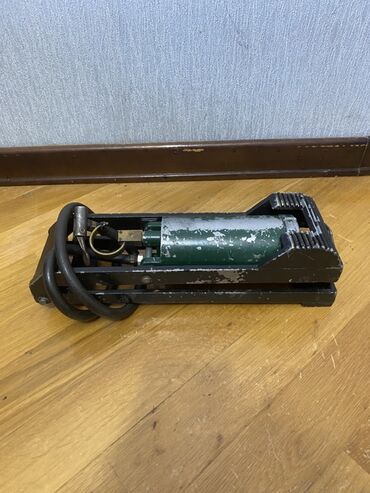 Avtomobil kompressorları və nasosları: Bu SSSR den qalma ayaq nasosudir. cox yaxwi veziyetdedi. təkərləri — 4