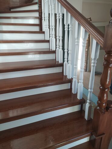 Деревянные лестницы: Деревянная лестница с окрашенными ступенями и белыми балясинами — 33