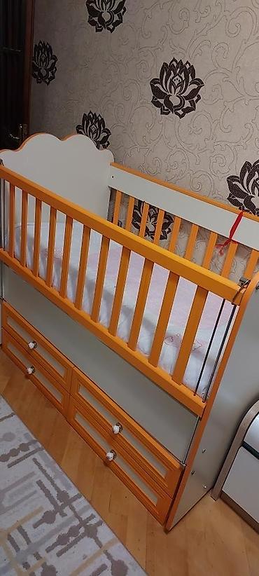 Beşiklər: Uşaq beşiyi – komodlu, relsli yanlıqla - Material: MDF/taxta — 1