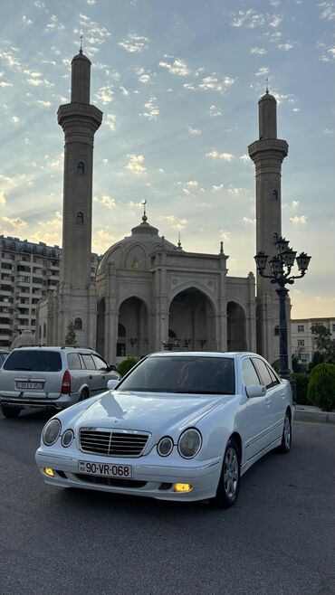 Mercedes-Benz: Mercedes-Benz E-Class (W210), ağ rəng, sedan gövdə. Xüsusiyyətlər: - — 2