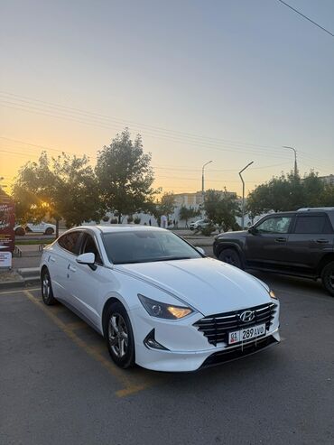 скупка авто в любом состоянии: Белый седан Hyundai Sonata с современной динамичной внешностью и