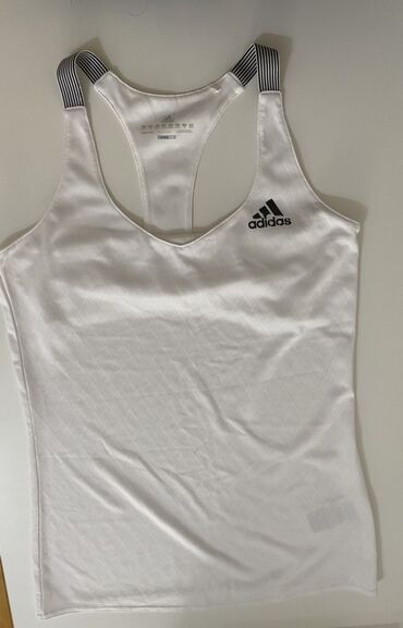 İnformatika: Ağ rəngli Adidas qadın idman maykası. Arxa hissəsi "racerback"