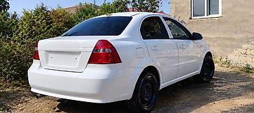 led stop: Ağ rəngli sedan avtomobil Xüsusiyyətlər: - Korpus: 4 qapılı sedan, ağ — 2
