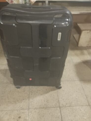 Böyük ölçülü sərt korpuslu səyahət çamadanı - Rəng: qara - Korpus
