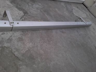 Karnizlər: Retro dekor üçün qədimi dəmir karnizlər satılır. Biri 100 manat — 9