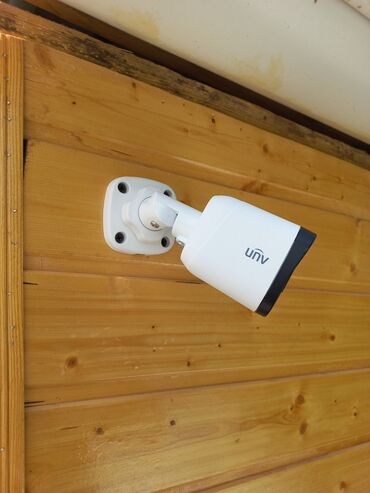 ip камера wifi купить: Ağ rəngdə silindrik formalı CCTV kamera. Kamera dayanıqlı montaj
