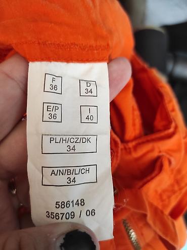 split ender cena: Narandžaste cargo pantalone širokog kroja, u odličnom stanju - Model — 5